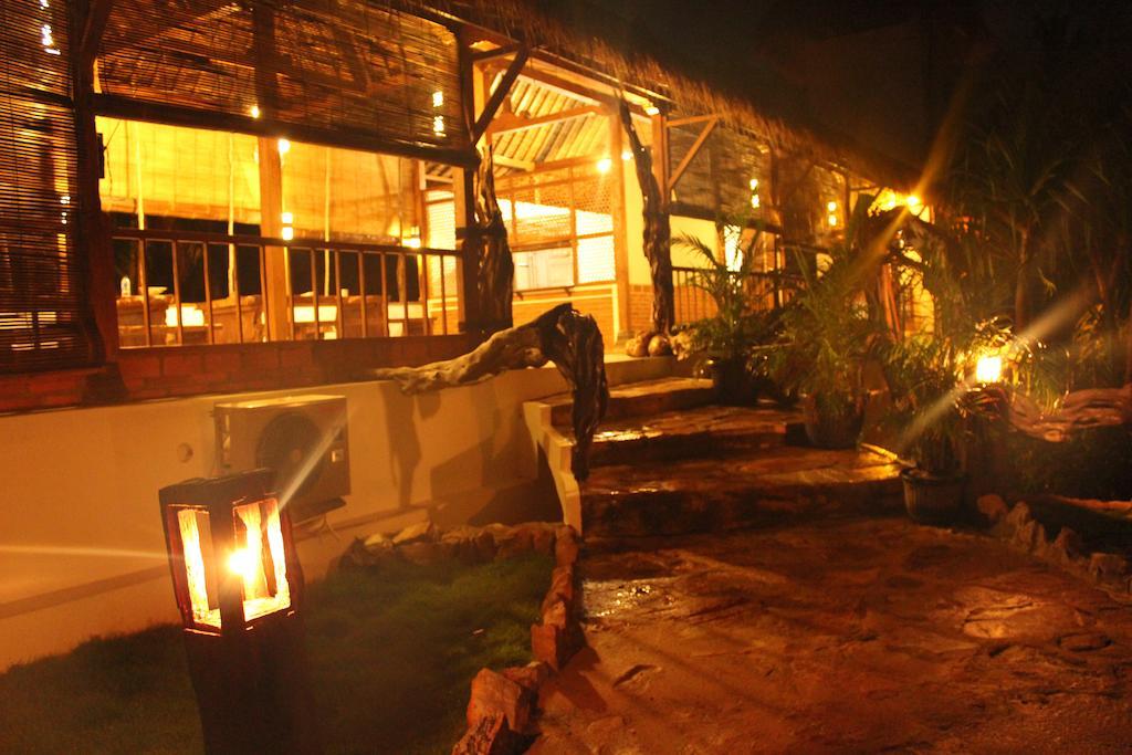 Ary'S Lagoon Bungalow & Hotel Каримунджава Екстериор снимка