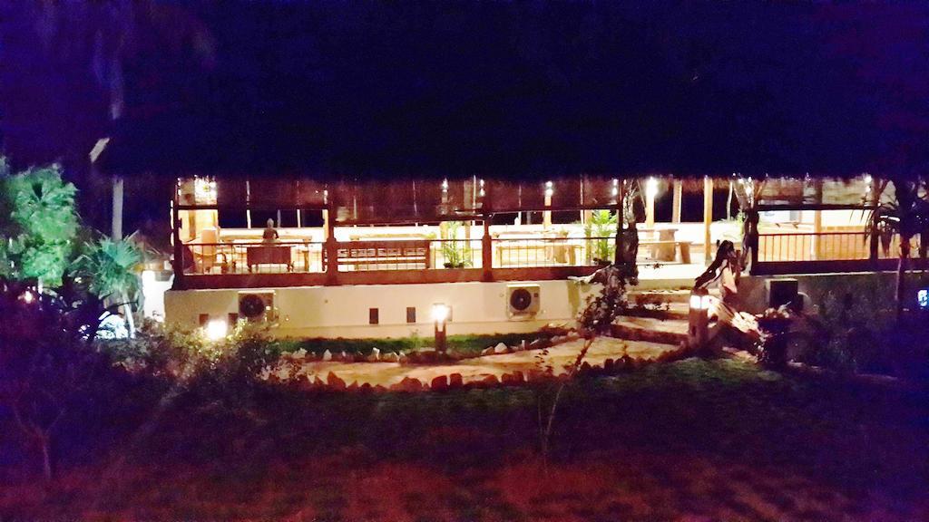 Ary'S Lagoon Bungalow & Hotel Каримунджава Екстериор снимка